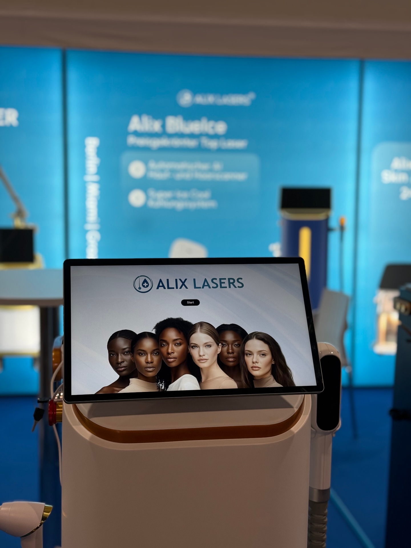 Alix BlueIce KI Display auf Fachmesse